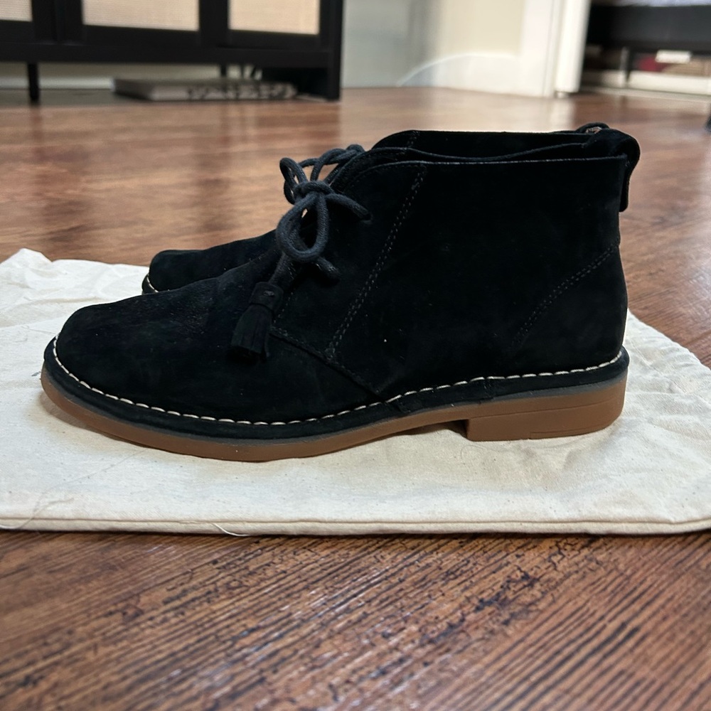 Mint & Rose women’s black tie booty sneakers